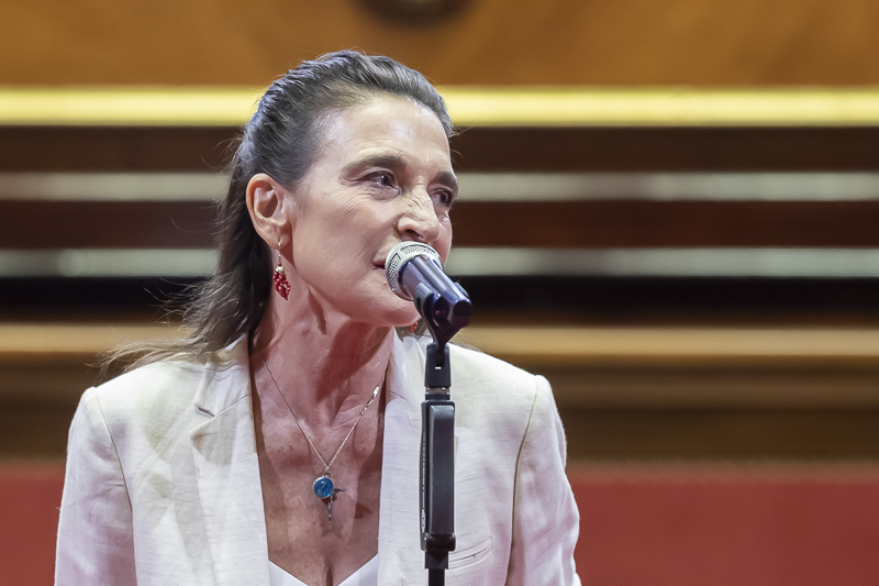 Un momento dell'esibizione di Lina Sastri. Un momento dell'esibizione di Lina Sastri.