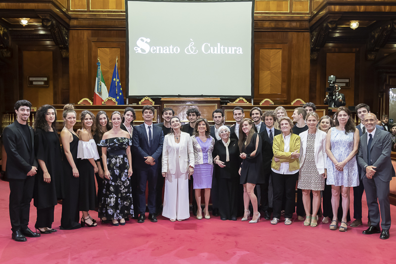 Al termine dell'evento, Il Presidente del Senato, Maria Elisabetta Alberti Casellati, posa per una foto di gruppo. Al termine dell'evento, Il Presidente del Senato, Maria Elisabetta Alberti Casellati, posa per una foto di gruppo.