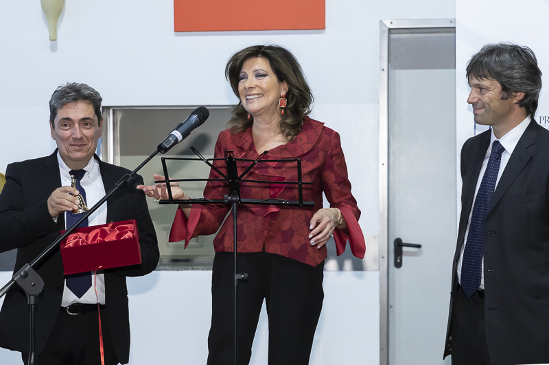 Coriano. Il Presidente del Senato, Maria Elisabetta Alberti Casellati, consegna un dono al Presidente della Comunità di San Patrignano, Piero Prenna. Coriano. Il Presidente del Senato, Maria Elisabetta Alberti Casellati, consegna un dono al Presidente della Comunità di San Patrignano, Piero Prenna.