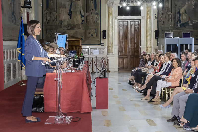 Il Presidente del Senato, Maria Elisabetta Alberti Casellati, segue l'intervento di Mara Carfagna, Vice Presidente della Camera. Il Presidente del Senato, Maria Elisabetta Alberti Casellati, segue l'intervento di Mara Carfagna, Vice Presidente della Camera.