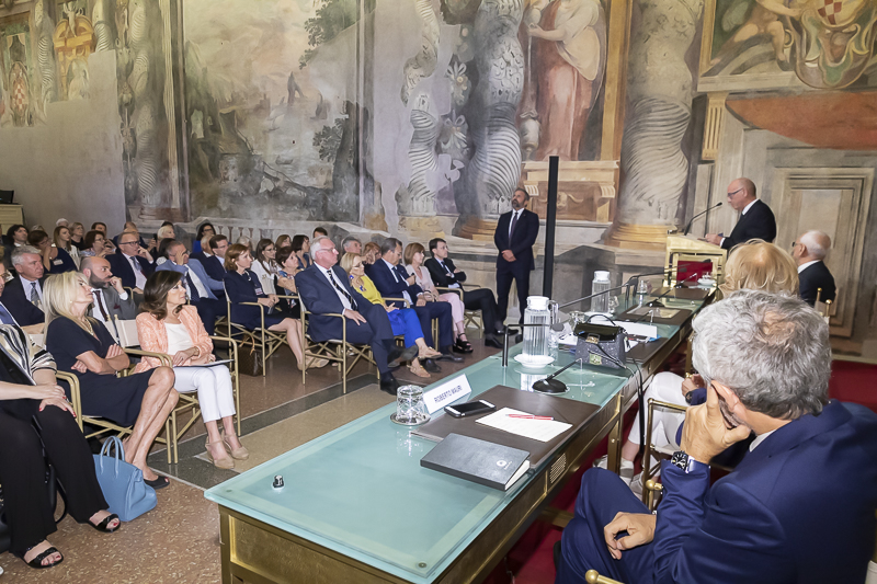 Il Presidente del Senato, Maria Elisabetta Alberti Casellati, segue l'intervento di Giorgio Soffiantini, autore del libro Il Presidente del Senato, Maria Elisabetta Alberti Casellati, segue l'intervento di Giorgio Soffiantini, autore del libro