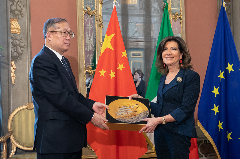 Il Presidente del Senato della Repubblica, Maria Elisabetta Alberti Casellati, durante lo scambio dei doni con Li Hongzhong, Vice Premier Cinese.