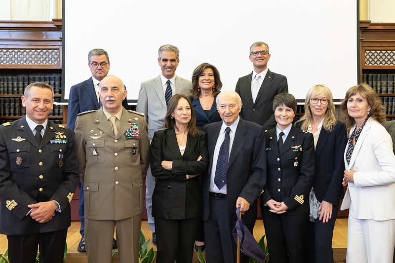 Il Presidente del Senato, Maria Elisabetta Alberti Casellati, e i relatori al termine del convegno.