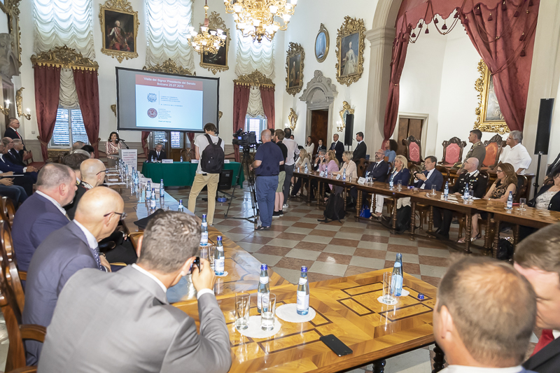 Bolzano. Il Salone d'Onore della Camera di Commercio durante l'intervento del Presidente del Senato, Maria Elisabetta Alberti Casellati. Bolzano. Il Salone d'Onore della Camera di Commercio durante l'intervento del Presidente del Senato, Maria Elisabetta Alberti Casellati.