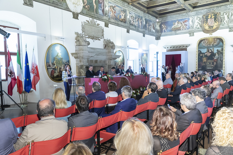 Trento. Indirizzo di saluto del Presidente del Senato, Maria Elisabetta Alberti Casellati, presso la Sala Grande del Castello del Buonconsiglio. Trento. Indirizzo di saluto del Presidente del Senato, Maria Elisabetta Alberti Casellati, presso la Sala Grande del Castello del Buonconsiglio.