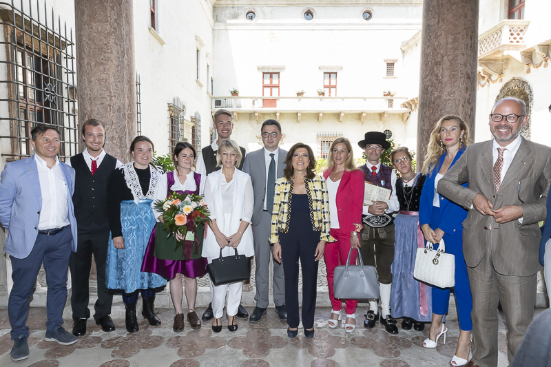 Trento. Il Presidente del Senato, Maria Elisabetta Alberti Casellati, posa per una foto ricordo con rappresentanti delle tre minoranze linguistiche (ladina, mochena e cimbra) del Trentino Alto Adige. Trento. Il Presidente del Senato, Maria Elisabetta Alberti Casellati, posa per una foto ricordo con rappresentanti delle tre minoranze linguistiche (ladina, mochena e cimbra) del Trentino Alto Adige.