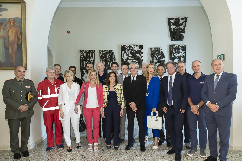 Trento. Il Presidente del Senato, Maria Elisabetta Alberti Casellati, posa per una foto ricordo con rappresentanti delle diverse componenti della Protezione Civile e del Volontariato della Provincia Autonoma di Trento. Trento. Il Presidente del Senato, Maria Elisabetta Alberti Casellati, posa per una foto ricordo con rappresentanti delle diverse componenti della Protezione Civile e del Volontariato della Provincia Autonoma di Trento.