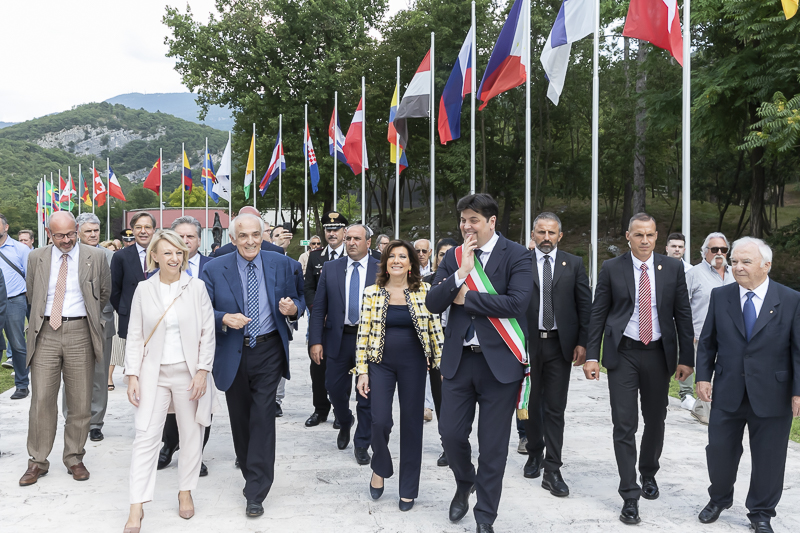 Rovereto. Il Presidente del Senato, Maria Elisabetta Alberti Casellati, percorre il viale delle bandiere, della Fondazione Opera Campana dei caduti, del Colle di Miravalle. Rovereto. Il Presidente del Senato, Maria Elisabetta Alberti Casellati, percorre il viale delle bandiere, della Fondazione Opera Campana dei caduti, del Colle di Miravalle.