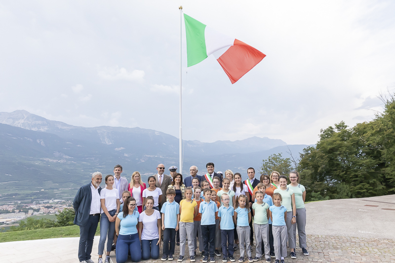 Rovereto. Il Presidente del Senato, Maria Elisabetta Alberti Casellati, posa per una foto ricordo presso il Colle di Miravalle. Rovereto. Il Presidente del Senato, Maria Elisabetta Alberti Casellati, posa per una foto ricordo presso il Colle di Miravalle.