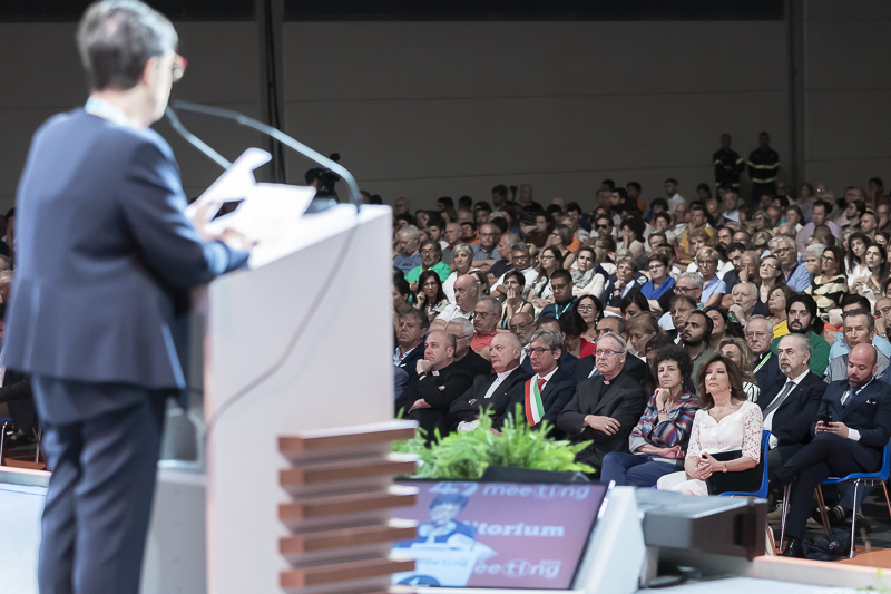 Il Presidente del Senato, Maria Elisabetta Alberti Casellati, segue il saluto introduttivo di Emilia Guarnieri, Presidente della Fondazione Meeting. Il Presidente del Senato, Maria Elisabetta Alberti Casellati, segue il saluto introduttivo di Emilia Guarnieri, Presidente della Fondazione Meeting.