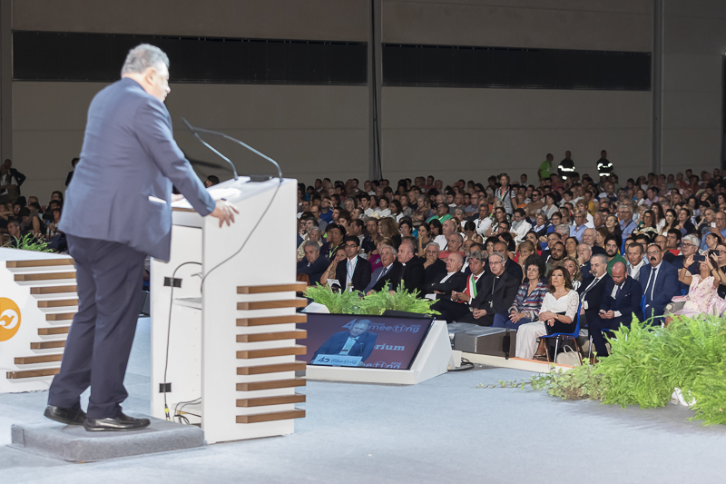 Il Presidente del Senato, Maria Elisabetta Alberti Casellati, segue il saluto introduttivo di Giorgio Vittadini, Presidente della Fondazione per la Sussidiarietà. Il Presidente del Senato, Maria Elisabetta Alberti Casellati, segue il saluto introduttivo di Giorgio Vittadini, Presidente della Fondazione per la Sussidiarietà.