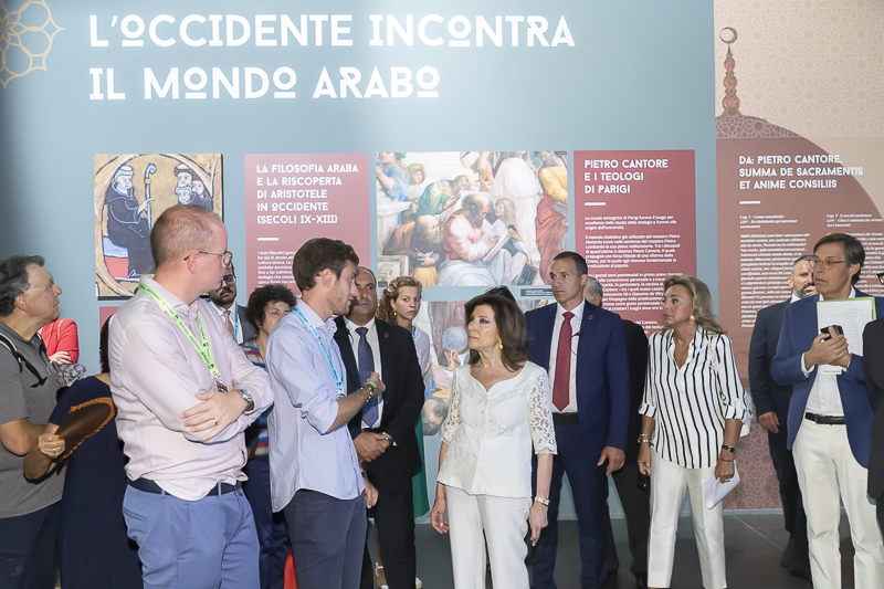 Il Presidente del Senato, Maria Elisabetta Alberti Casellati, durante la visita in alcuni padiglioni del Meeting. Il Presidente del Senato, Maria Elisabetta Alberti Casellati, durante la visita in alcuni padiglioni del Meeting.
