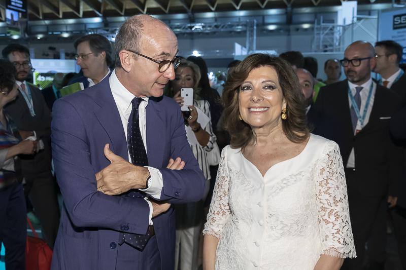 Il Presidente del Senato, Maria Elisabetta Alberti Casellati, durante la visita in alcuni padiglioni del Meeting. Il Presidente del Senato, Maria Elisabetta Alberti Casellati, durante la visita in alcuni padiglioni del Meeting.
