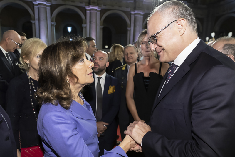 Il Presidente del Senato, Maria Elisabetta Alberti Casellati, saluta il Ministro dell'Economia e delle Finanze, Roberto Gualtieri.