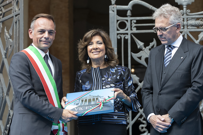 Il Presidente del Senato, Maria Elisabetta Alberti Casellati, riceve un dono dal Vicesindaco di Vicenza, Matteo Tosetto.