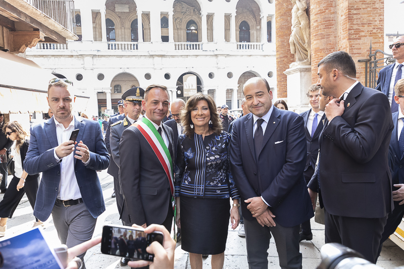 Al termine della manifestazione, il Presidente del Senato, Maria Elisabetta Alberti Casellati, posa per una foto ricordo con il Prefetto di Vicenza, Pietro Signoriello, e con il Vicesindaco, Matteo Tosetto.