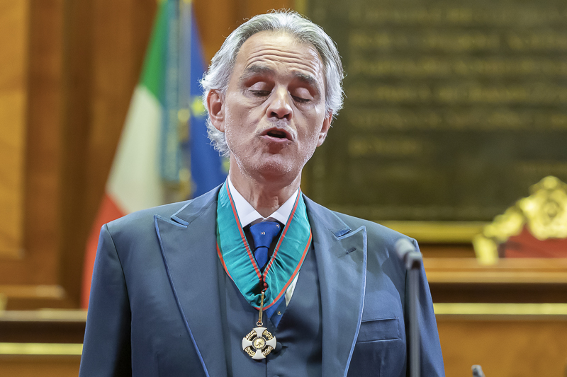 Un momento dell'esibizione di Andrea Bocelli.