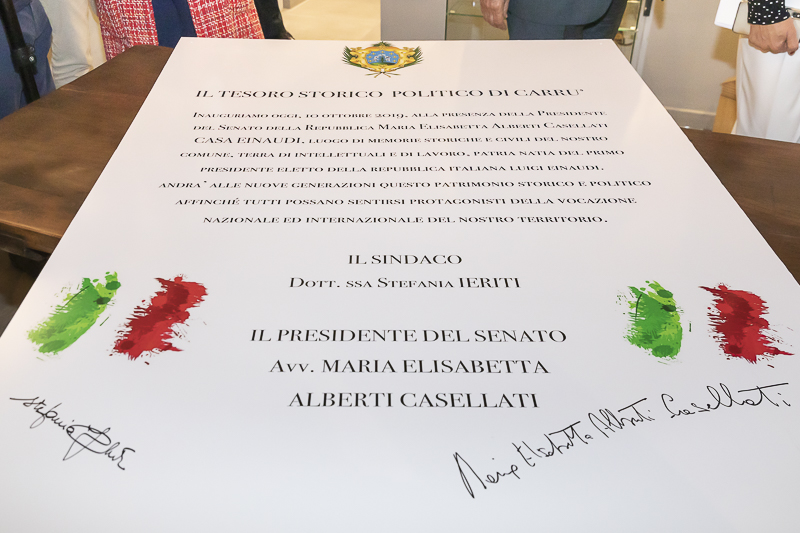 Carrù. La Carta di inaugurazione del Centro polisportivo firmata dal Presidente del Senato, Maria Elisabetta Alberti Casellati, e dal Sindaco Stefania Ieriti.