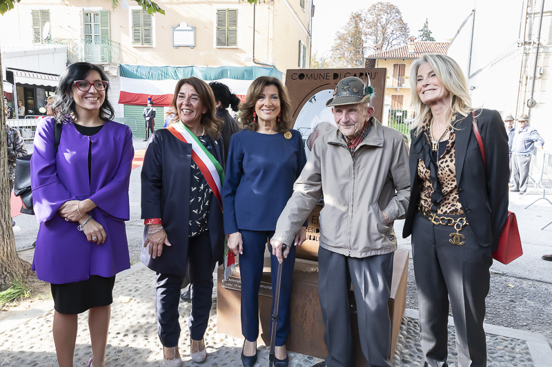 Carrù. Il Presidente del Senato, Maria Elisabetta Alberti Casellati, posa per una foto.