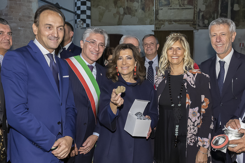 Alba. Il Presidente del Senato, Maria Elisabetta Alberti Casellati, riceve un tartufo, simbolo della Città e del territorio. Alba. Il Presidente del Senato, Maria Elisabetta Alberti Casellati, riceve un tartufo, simbolo della Città e del territorio.