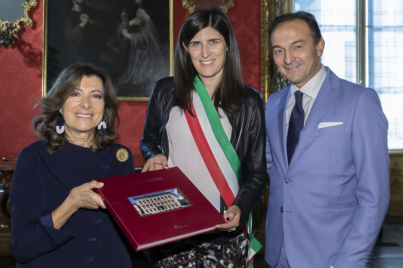Torino. Il Presidente del Senato, Maria Elisabetta Alberti Casellati, consegna un dono al Sindaco di Torino, Chiara Appendino, in occasione di una visita a Palazzo Madama. Torino. Il Presidente del Senato, Maria Elisabetta Alberti Casellati, consegna un dono al Sindaco di Torino, Chiara Appendino, in occasione di una visita a Palazzo Madama.