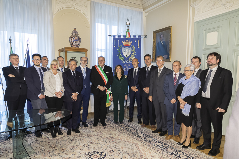 Gorizia. Il Presidente del Senato, Maria Elisabetta Alberti Casellati, posa per una foto ricordo nella Sala Bianca del Municipio. Gorizia. Il Presidente del Senato, Maria Elisabetta Alberti Casellati, posa per una foto ricordo nella Sala Bianca del Municipio.