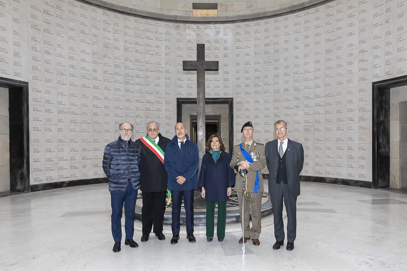 Gorizia. Il Presidente del Senato, Maria Elisabetta Alberti Casellati, posa per una foto ricordo all'Ossario di Oslavia. Gorizia. Il Presidente del Senato, Maria Elisabetta Alberti Casellati, posa per una foto ricordo all'Ossario di Oslavia.