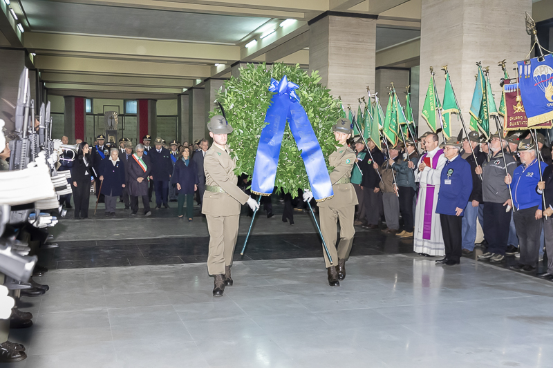 Udine. Un momento della cerimonia di deposizione di una corona di alloro nella cripta del Tempio Ossario.