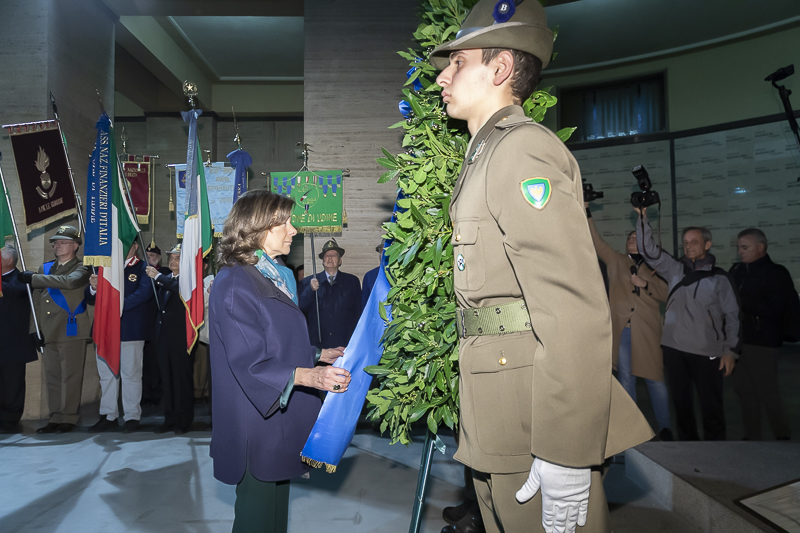Udine. Un momento della cerimonia di deposizione di una corona di alloro nella cripta del Tempio Ossario.