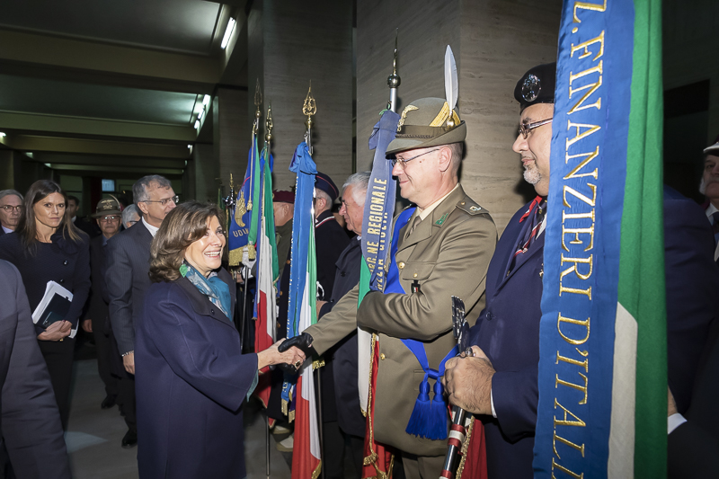 Udine. Al termine della cerimonia, il Presidente del Senato, Maria Elisabetta Alberti Casellati, saluta i presenti nella cripta del Tempio Ossario.