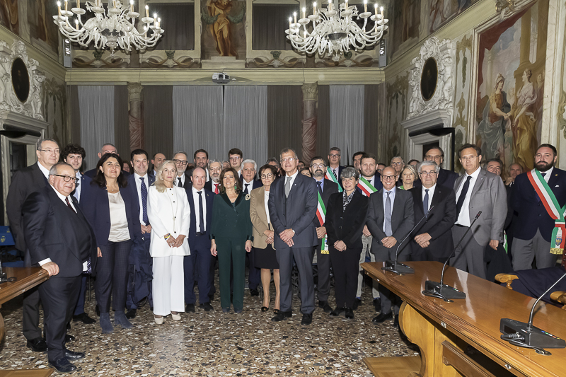 Udine. Il Presidente del Senato, Maria Elisabetta Alberti Casellati, posa per una foto ricordo nel Salone di Palazzo Antonini Belgrado, sede della Provincia.