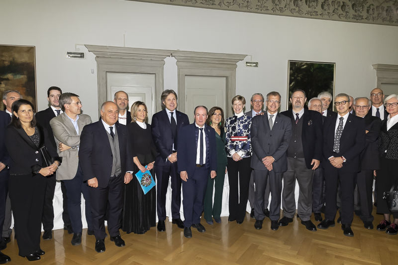 Udine. Il Presidente del Senato, Maria Elisabetta Alberti Casellati, posa per una foto ricordo a Palazzo Torriani, sede di Confindustria Udine. Udine. Il Presidente del Senato, Maria Elisabetta Alberti Casellati, posa per una foto ricordo a Palazzo Torriani, sede di Confindustria Udine.