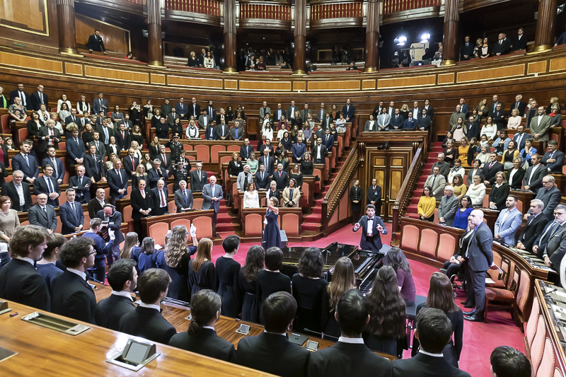 Il Coro dell'Acamedia Alma Vox e il Coro di Mani Bianche eseguono l'Inno Nazionale.