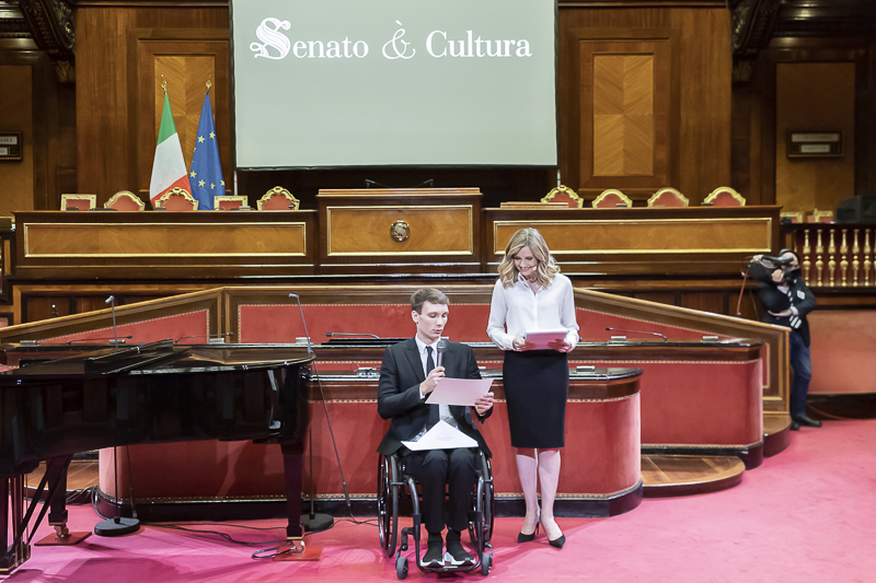 Il testimonial Manuel Bortuzzo proclama il vincitore del Premio Sezione Salute e legge la motivazione.