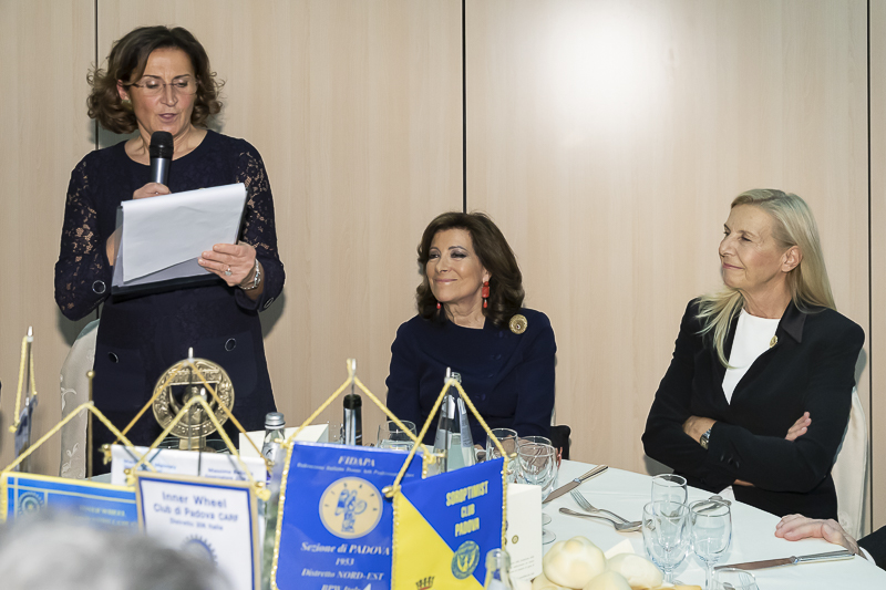 Un momento del Conviviale Soroptimist International Club. Un momento del Conviviale Soroptimist International Club.