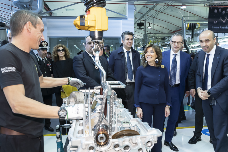 Sant'Agata Bolognese. Il Presidente del Senato, Maria Elisabetta Alberti Casellati, visita le linee di assemblaggio delle vetture supersportive dello stabilimento della Lamborghini. Sant'Agata Bolognese. Il Presidente del Senato, Maria Elisabetta Alberti Casellati, visita le linee di assemblaggio delle vetture supersportive dello stabilimento della Lamborghini.