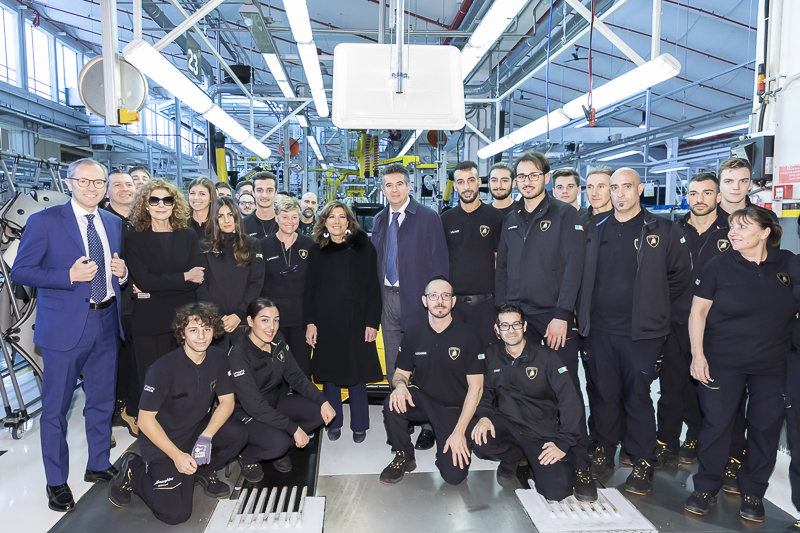 Sant'Agata Bolognese. Il Presidente del Senato, Maria Elisabetta Alberti Casellati, posa per una foto ricordo. Sant'Agata Bolognese. Il Presidente del Senato, Maria Elisabetta Alberti Casellati, posa per una foto ricordo.