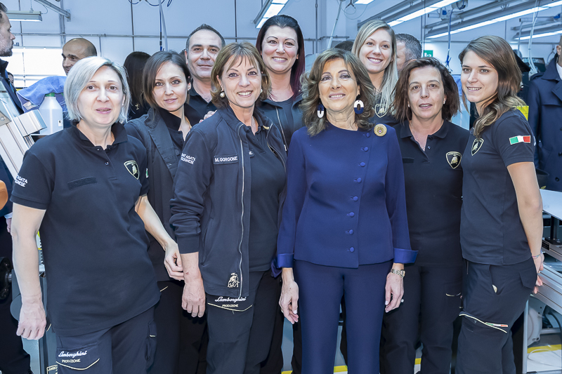 Sant'Agata Bolognese. Il Presidente del Senato, Maria Elisabetta Alberti Casellati, posa per una foto ricordo. Sant'Agata Bolognese. Il Presidente del Senato, Maria Elisabetta Alberti Casellati, posa per una foto ricordo.