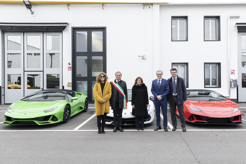 Sant'Agata Bolognese. Il Presidente del Senato, Maria Elisabetta Alberti Casellati, posa per una foto ricordo. Sant'Agata Bolognese. Il Presidente del Senato, Maria Elisabetta Alberti Casellati, posa per una foto ricordo.