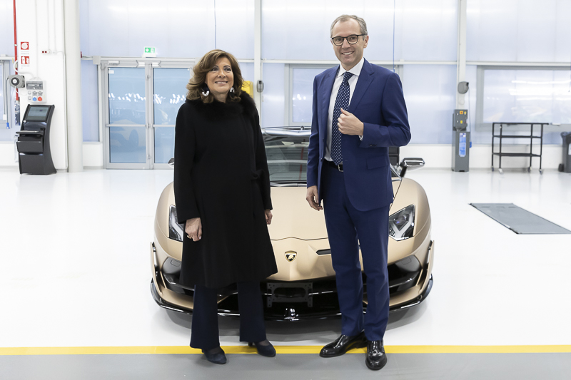 Sant'Agata Bolognese. Nella foto, il Presidente del Senato, Maria Elisabetta Alberti Casellati, e Stefano Domenicali, Amministratore Delegato della Lamborghini. Sant'Agata Bolognese. Nella foto, il Presidente del Senato, Maria Elisabetta Alberti Casellati, e Stefano Domenicali, Amministratore Delegato della Lamborghini.