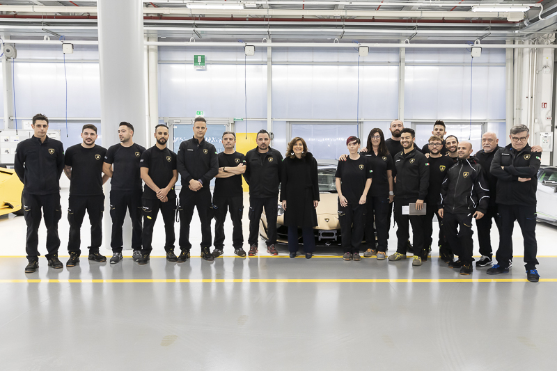 Sant'Agata Bolognese. Il Presidente del Senato, Maria Elisabetta Alberti Casellati, posa per una foto ricordo. Sant'Agata Bolognese. Il Presidente del Senato, Maria Elisabetta Alberti Casellati, posa per una foto ricordo.