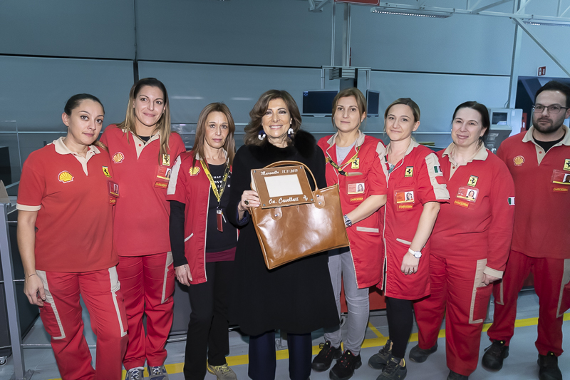 Maranello. Il Presidente del Senato, Maria Elisabetta Alberti Casellati, posa per una foto ricordo. Maranello. Il Presidente del Senato, Maria Elisabetta Alberti Casellati, posa per una foto ricordo.