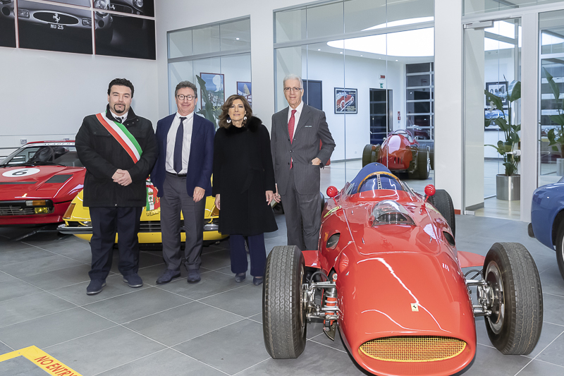 Maranello. Il Presidente del Senato, Maria Elisabetta Alberti Casellati, posa per una foto ricordo con il Sindaco Luigi Zironi, l'Amministratore Delegato Louis Carey Camilleri, e l'imprenditore Piero Ferrari. Maranello. Il Presidente del Senato, Maria Elisabetta Alberti Casellati, posa per una foto ricordo con il Sindaco Luigi Zironi, l'Amministratore Delegato Louis Carey Camilleri, e l'imprenditore Piero Ferrari.