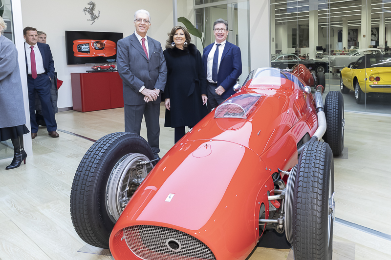 Maranello. Il Presidente del Senato, Maria Elisabetta Alberti Casellati, posa per una foto ricordo con l'imprenditore Piero Ferrari e l'Amministratore Delegato Louis Carey Camilleri. Maranello. Il Presidente del Senato, Maria Elisabetta Alberti Casellati, posa per una foto ricordo con l'imprenditore Piero Ferrari e l'Amministratore Delegato Louis Carey Camilleri.