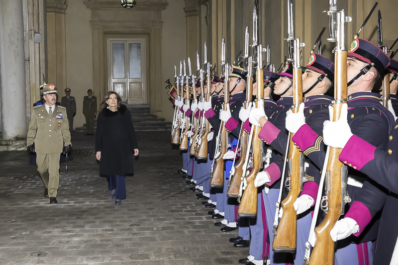 Modena. Il Presidente del Senato, Maria Elisabetta Alberti Casellati, rassegna il picchetto d'onore schierato nel cortile d'onore dell'Accademia Militare. Modena. Il Presidente del Senato, Maria Elisabetta Alberti Casellati, rassegna il picchetto d'onore schierato nel cortile d'onore dell'Accademia Militare.