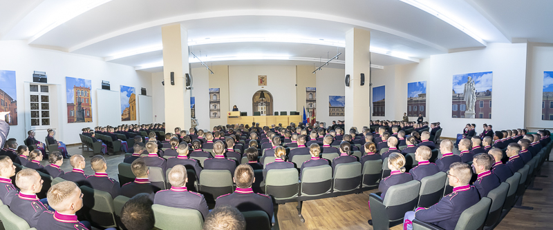 Modena. L'Aula Magna dell'Accademia Militare durante l'indirizzo di saluto del Presidente del Senato, Maria Elisabetta Alberti Casellati. Modena. L'Aula Magna dell'Accademia Militare durante l'indirizzo di saluto del Presidente del Senato, Maria Elisabetta Alberti Casellati.