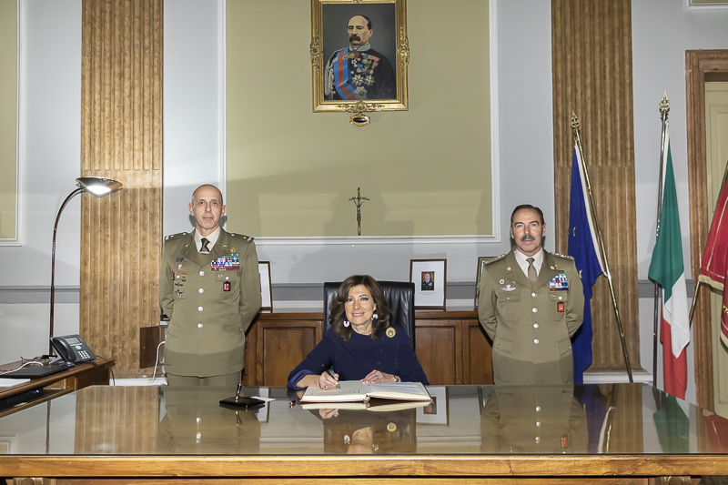 Modena. Il Presidente del Senato, Maria Elisabetta Alberti Casellati, firma l'Albo d'Onore dell'Accademia Militare. Modena. Il Presidente del Senato, Maria Elisabetta Alberti Casellati, firma l'Albo d'Onore dell'Accademia Militare.