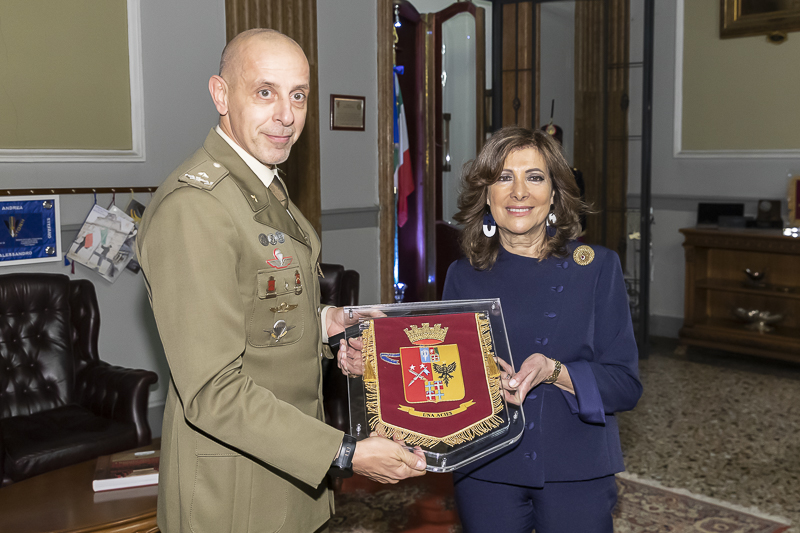 Modena. Nella foto, il Presidente del Senato, Maria Elisabetta Alberti Casellati, e il Comandante dell'Accademia Militare, Generale di Brigata Rodolfo Sganga. Modena. Nella foto, il Presidente del Senato, Maria Elisabetta Alberti Casellati, e il Comandante dell'Accademia Militare, Generale di Brigata Rodolfo Sganga.