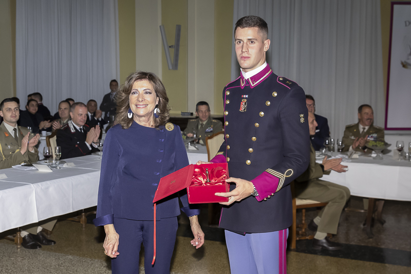 Modena. Nella foto, il Presidente del Senato, Maria Elisabetta Alberti Casellati, e un Allievo Ufficiale dell'Accademia Militare. Modena. Nella foto, il Presidente del Senato, Maria Elisabetta Alberti Casellati, e un Allievo Ufficiale dell'Accademia Militare.