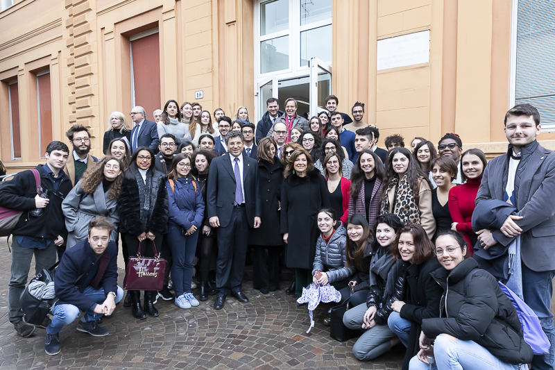 Bologna. Il Presidente del Senato, Maria Elisabetta Alberti Casellati, posa per una foto ricordo. Bologna. Il Presidente del Senato, Maria Elisabetta Alberti Casellati, posa per una foto ricordo.
